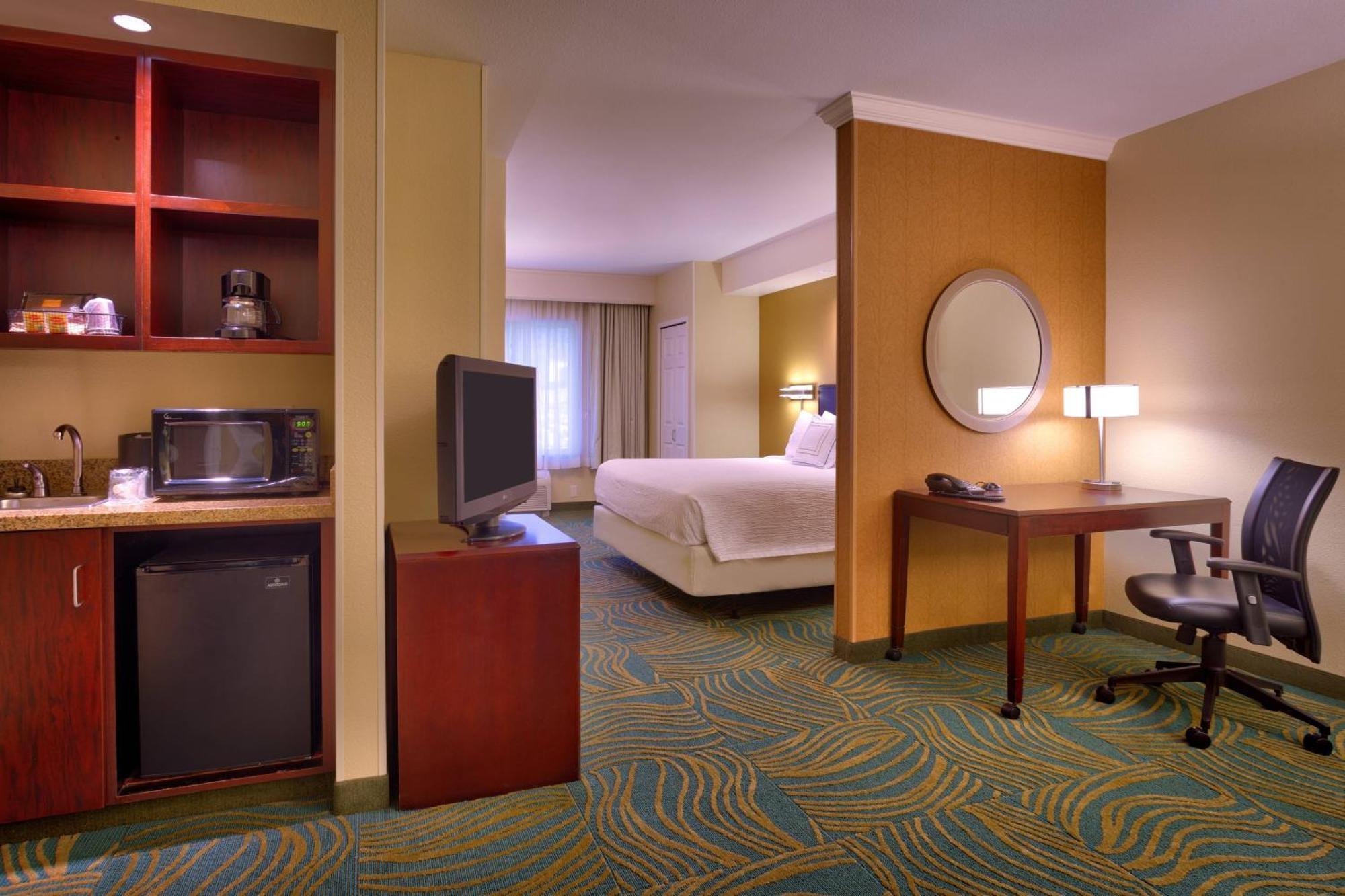 Springhill Suites By Marriott Сидър Сити Екстериор снимка